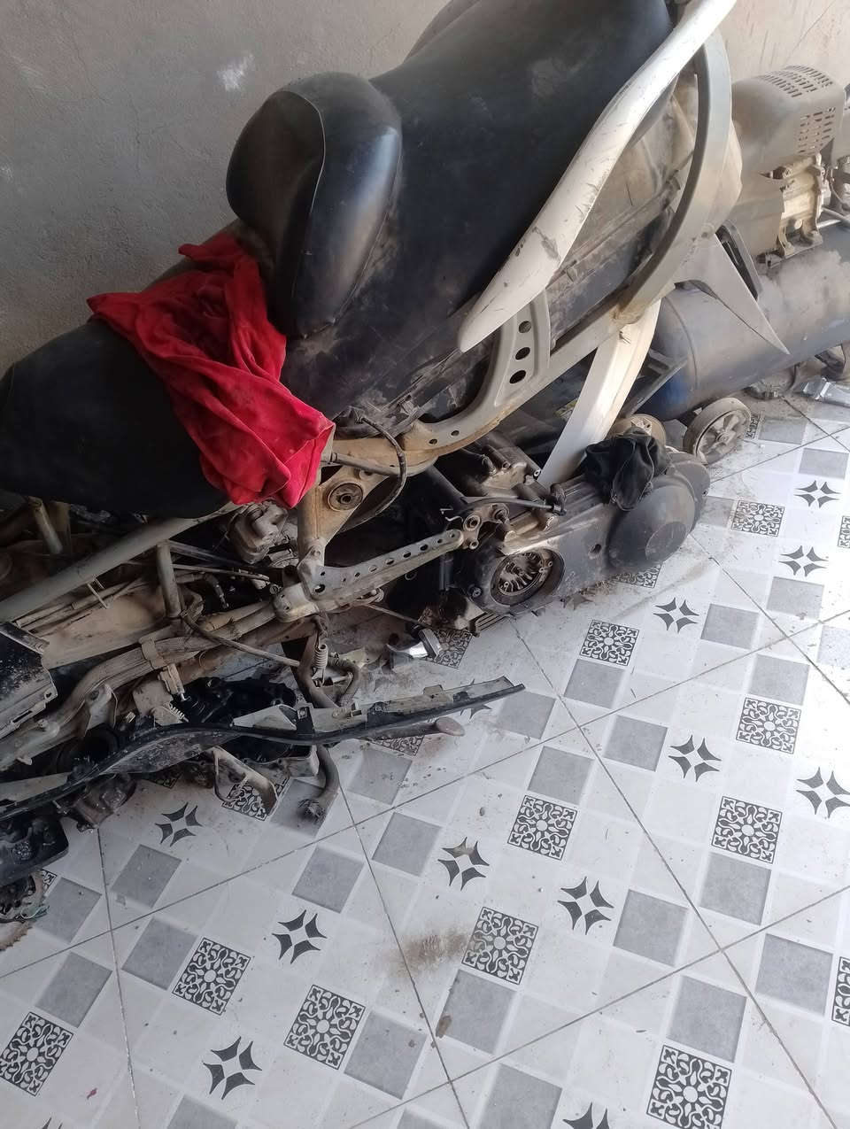 دراجه ماجزته للبيع تريد تفصيخ تريد كامله ما عوفه شي بس المحرك تجفيت كفراته موجوده المكان نعمانيه 
***********
