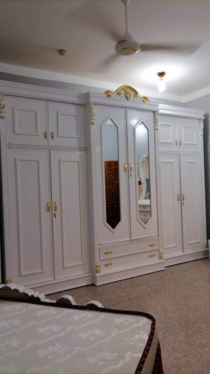 ~~~ للبيع~~~

غرفة اخشاب صاج نجارة يد مضبوطة درجة أولى شغل بيت موسى، مستعملة قليل جدأ شخط ما بيها.
مصبوغة لون أبيض صبغ سيارات اصلي
متكونة من كنتور طابقين 6 أبواب ضخم جداً بالإضافة إلى ملحق اخر متكون من  2 بابيين منفصل كما موضح في الصور
و ميز مراية متكون من 5 جرارات كبيرة
وجورباية واسعة 🛏️
و ميزين جانبيات متكون من جرارين و خانة كبيرة
السعر  3,100,000ثلاث ملايين و مئة ألف وبيها مجال للشراي.
للاستفسار
***********
