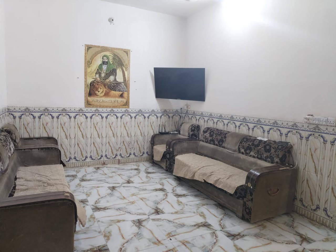 دار للبيع المساحه ٣٠٠ متر 
طابو زراعي سند ٢٥
يحتوي الدار على غرفتين نوم واستقبال ومطبخ وهول وصحيات عرض الشارع الفرعي ٨ متر 
بناء ٢٠٠ متر وحديقه ١٠٠ متر على طول البيت كما موضح بالتصوير ممكن تصير مشتمل
السعر مناسب بالنسبه للمنطقه 
العنوان حله ورديه خارج لف معمل ابو كيره قرب أسواق الشمري 
للإستفسار مراسلة الصفحه او وتساب او الاتصال على الأرقام التاليه 
***********

***********
