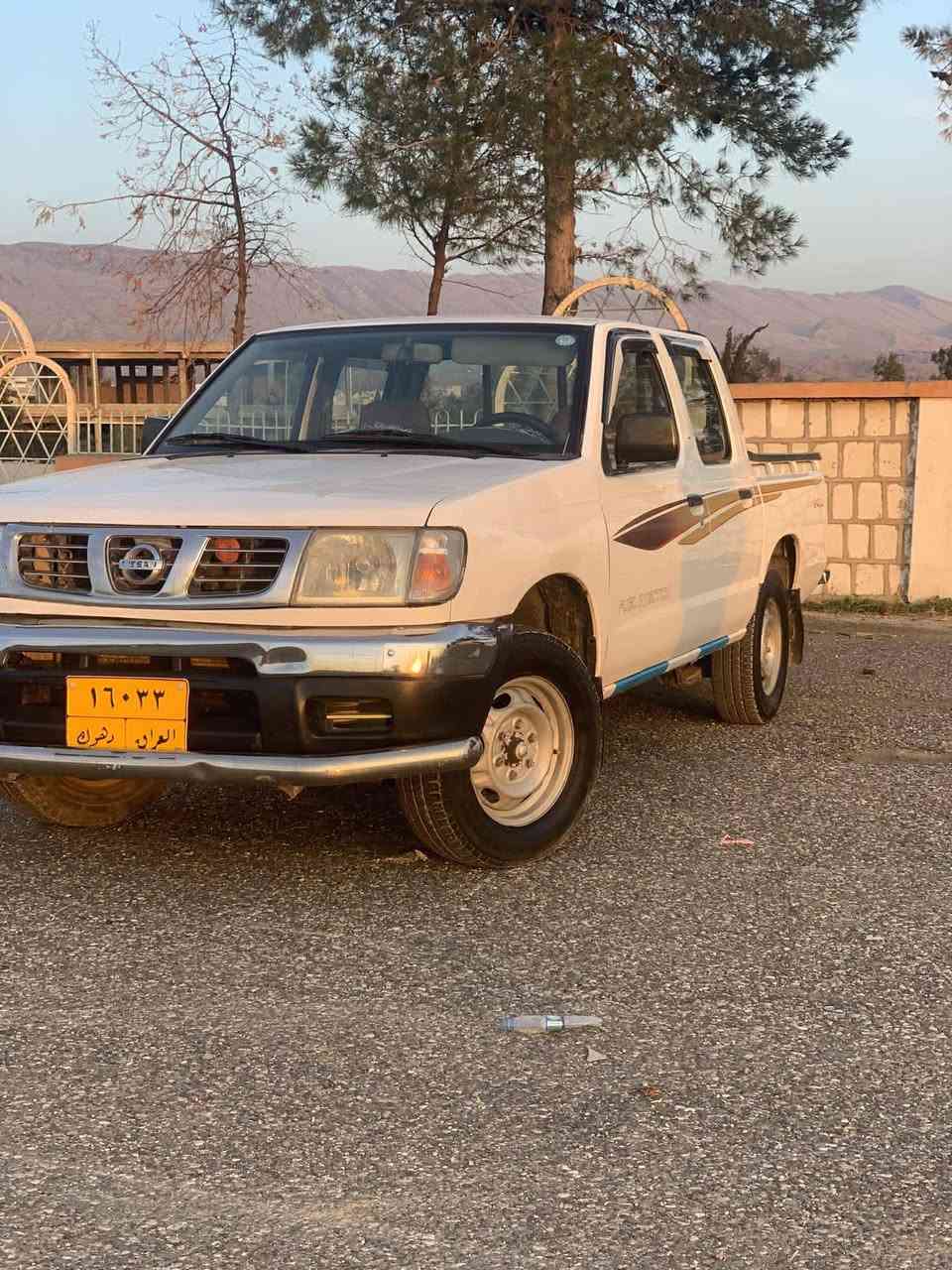 نیسان پیکاب دەبل مۆدیل 2001
پشت وپیش کەپس  بی بۆیاغ زۆر جوان و ریکە 
تەبرید لەسەر سویچ سوکان پاوەر 
ماشا اللە هەیکەلی زۆر قیتە  
گیر و مەکینە بەشەرت 10 وەستا لە مالەکە بی منەتم 
تەقە و رەقە بەشەرت 
چوار تایەی تازەی لەسەرە 
کامل سێرڤسی بۆ کراوە 
سەنەوی مانگێکە بەسەرچووە تەحویل و غرامە بەشەرت 
ناوی لە دەرەوە جوانترە زۆر خاوین ماوەتەوە 
شوین کۆیە 
***********
