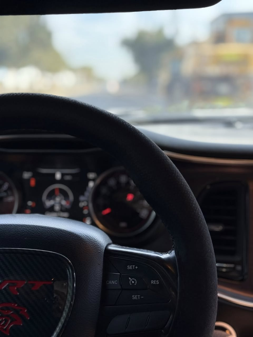 السلام عليكم 
دوج جالنجر للبيع فقط 
لون كرزي موديل ٢٠١٧ sxt 
ضرر من امريكا قطعتين فقط بدون دواخل جاملغ وبنيد محدث 
وبيها رشات صبغ أبيع حزام افضل 
السعر ١٤٥ بيها مجال وتدلل
***********
