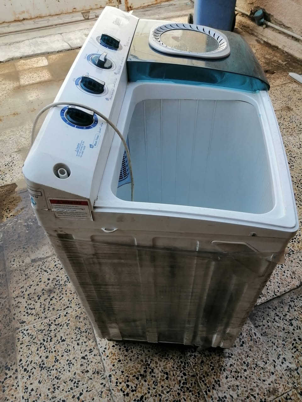 سلام عليكم للبيع غساله جدا نظيف نوع جبسون الاصليه ١٦ كيلو مكانه بالشعله شارع سيد شناوه السعر ١٠٠الف نهايته رقم الموبايل ***********
