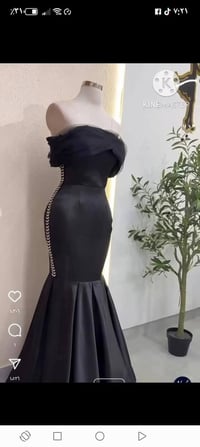 فستان اسود • قياس ٤٠-٤٤ • قماش ستن