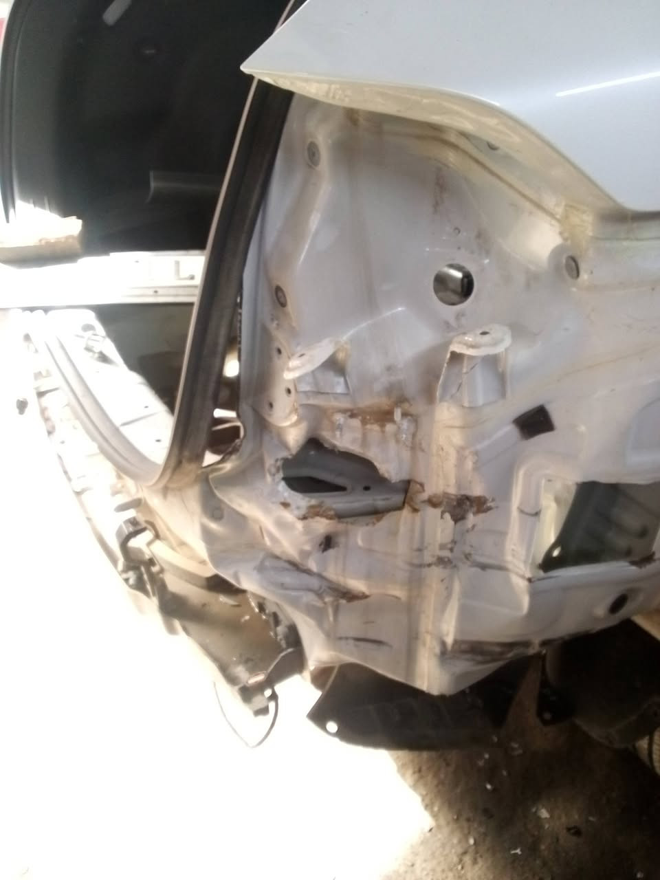 تعديل الجنطه الخلفية وتعديل البدنه الخلفية وتصليح الدعاميه الخلفية سياره كيا سبورتاج قبل وبعد الإنتهاء منها 
سمكره وفابير كلاس سيارات حديثه باادراه حيدر السمكري بغداد هاتف ***********
