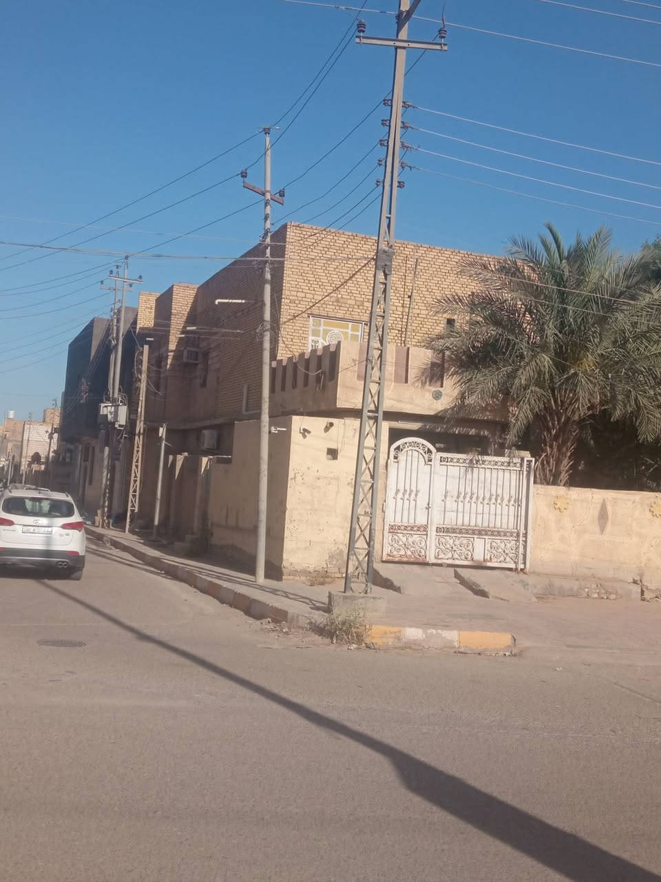 دار للبيع في حي الشهداء شارع السايدين على الداخل مقابل جامع انوار الحسين البيت ركن المساحه 260 واقع حال 270 طابقين الطابق الأول كونكريت والثاني عكاده ترميم جديد 
***********
