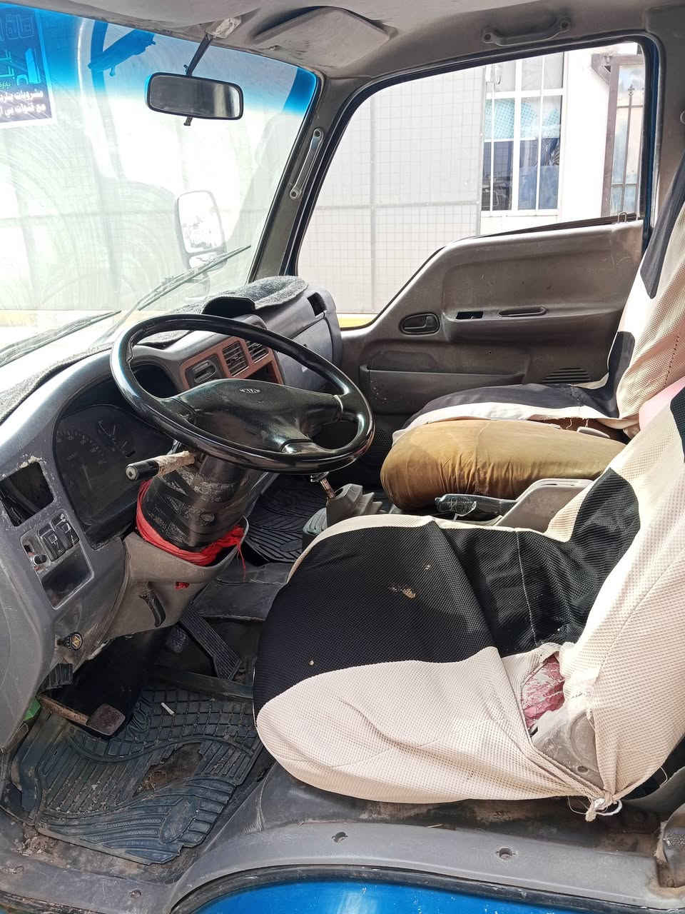 سلام عليكم فوتيره للبيع موديل 99 رقم واسط كير مكينه مكفولات شاصي معمر رقم شاصي واضح كشرهه شوف العين مكان السيارة بغداد الزعفرانية اتصل ودلل ***********
