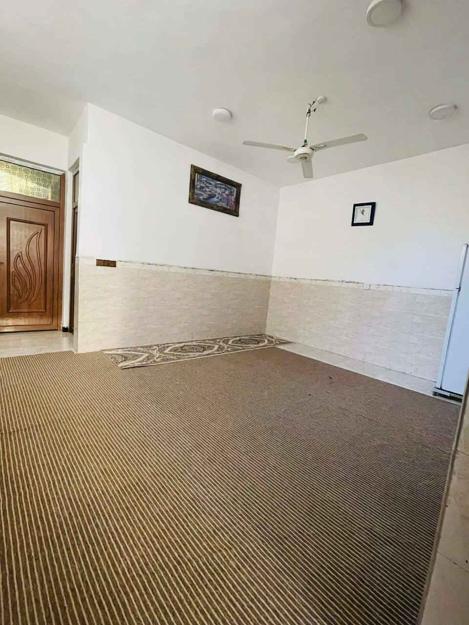 الدار للبيع موقع الزارعي التحرير سند 25
الجزء الاول يبعد عن الشارع الرئيسي ٨٠ متر مساحه 150متر 
بناء حديث يتكون من الاستقبال وغرفتين نوم مطبخ وصاله وصحيات 
طابق واحد اللاستفار الاتصال برقم ***********
-***********
