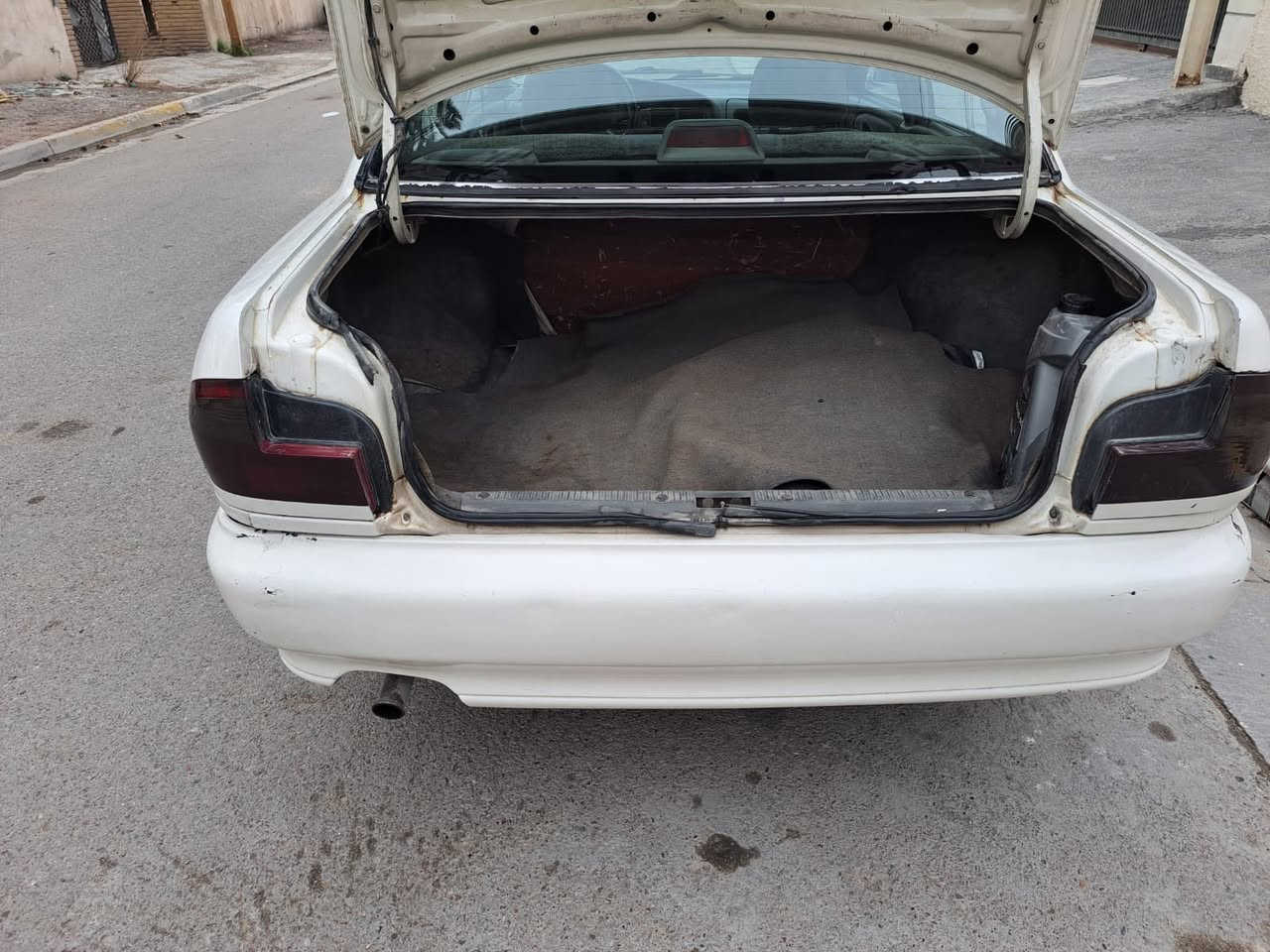 السلام عليكم سياره بروتون موديل ٢٠٠٢   للبيع فقط كير عادي  تبريد تدفئه شغاله بيها السياره بلاديه بيها صبغ ربع الجاملغ الخلفي الايمن وطخه بلبنيد وهاي صورها سعرها  ٥٣ ورقه وبيها مجال المكان حي الجامعة للاستفسار على الرقم ***********
