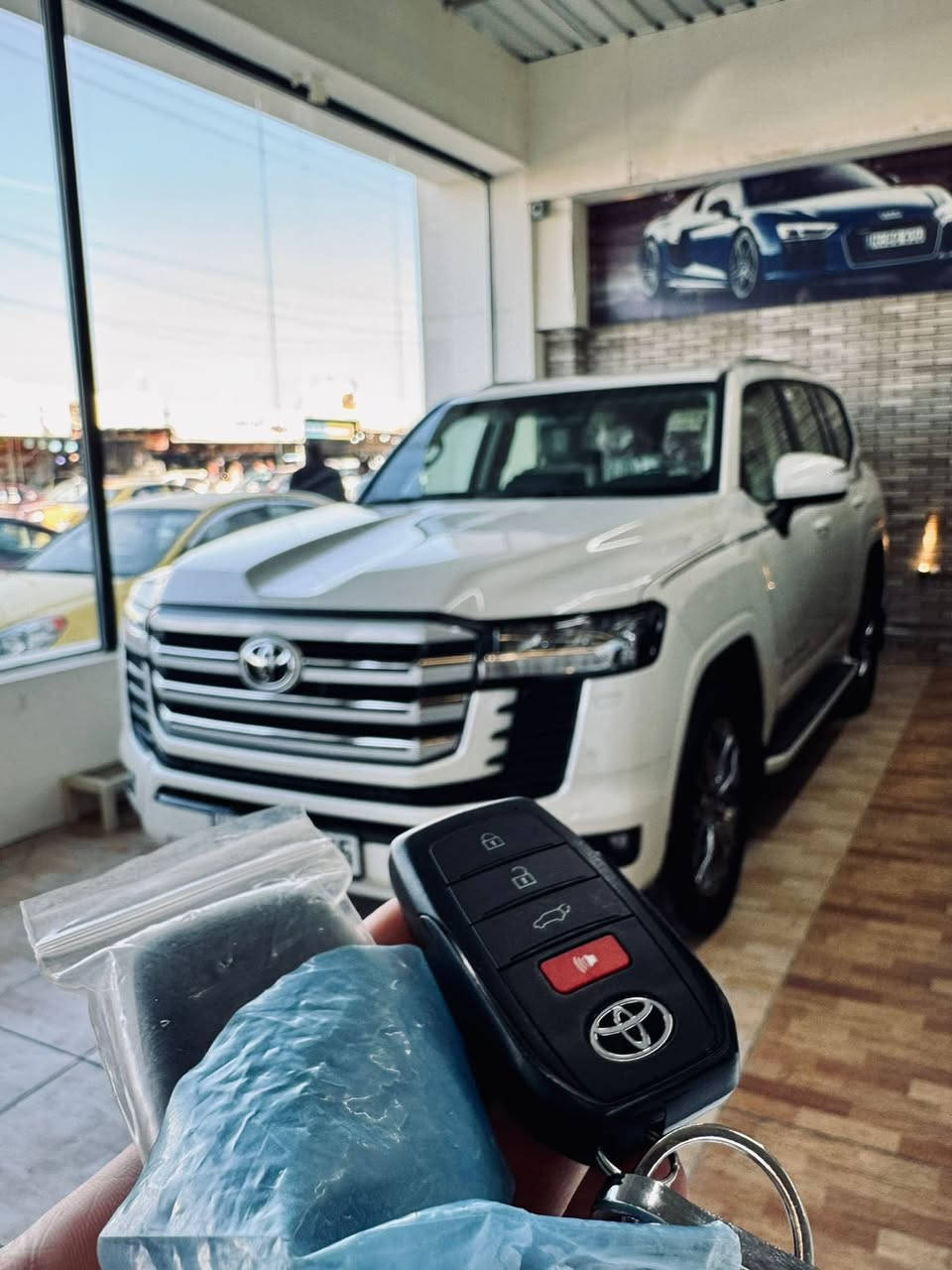 #تويوتا_لاندكروز
#الموديل /2025

#مغلف_PPF_ضمان 5 سنوات 
#المسافة / 5,000 km
#شركة_جيهان_ضمان 
#الفئه / GXR 

#المواصفات 
_  بصمة / تشغيل عن بعد / كشنات كهرب + تبريد / 3 شاشات / صندوق كهربائي / حساسات امامي + خلفي 

#مكان السياره في الموصل …
#للتواصل اتصل / ***********
