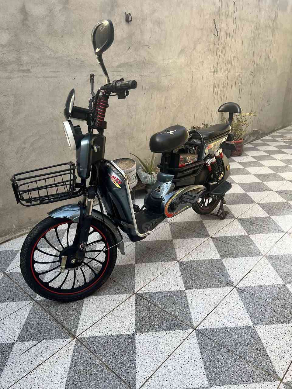 دراجة للبيع 5بطارية اربع نمر مكاني تقاطع القدس السعر ٢٥٠بيها مجال رقمي ***********
