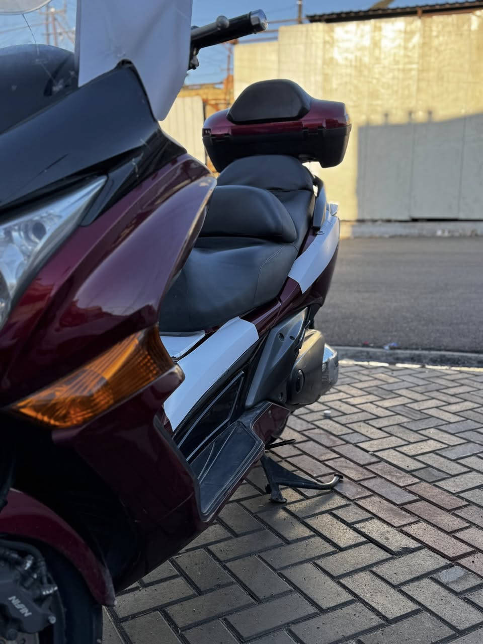 السلام عليكم 
سلفر ونج GT ٤٠٠ مرقمه الدراجه مكفوله ما بيها لا نضوح لا تبخير دراجه خير من الله تاير خلفي جديد شاحن USP جامه قطعتين جنطه تابوت دراجه نضيفه ماشيه 43 
السعر ٤٠ وبيها مجال 
الرقم ***********
