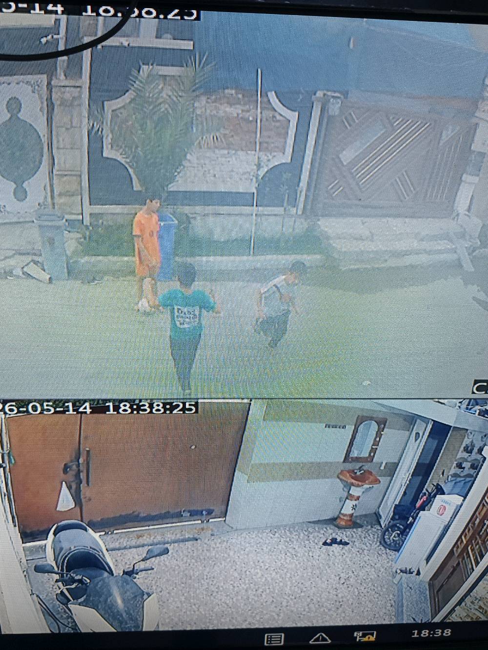 📢 للبيع كامرات مراقبة سستم كامل – بحالة جيدة نوعية الشركه راقيه BIueStorm
🔹 عندي نوعيتين من الكامرات:
سستم 2 جهاز، كل جهاز يشغل 4 كامرات
النوع الأول كامرات بيها فلاش + صورة وصوت
النوع الثاني نفس الشركة لكن حجم أكبر وبيها فلاش + صورة وصوت
🔸 الملاحظات:
بيها فقط قطعه بيهن تغويش خفيف ومتقطع فتره قصيره
كامره وحدة ألوانها أبيض وأسود
حسب كلام الفني ترجع طبيعي من الإعدادات وما بيها عطل مهم
واكو صورتين مغوشه بصوره كامره بسبب تصوير مو سبب كامرات
🔹 وياهن وايرات بقياسات مختلفة، تنفع للمسافات البعيدة
📍 الموقع: بغداد – البلديات
📞 للتواصل: ***********
💰 السعر خاص للجادين
وأكدر أرسل كل التفاصيل والصور عالخاص لأن سعر كل جهاز يختلف عن الثاني. متوفر توصيل لكل محافظات العراق
شنو الموديل بالضبط مال جهاز الـBlueStorm وكم عدد القنوات/الكامرات؟: 
8
هل الكامرات أصلية لو بيها بديل/تقليد؟ وشنو دقة التصوير بالضبط؟: 
أصلي وكاله
بي هارد لو لا؟ وإذا بيه، شكد سعته وشكد مدة التخزين تقريباً؟: 
اي
وين موقعك بالضبط حتى المشتري يراجع وياخذ السستم أو تستلم/تنصب؟: 
بغداد البلديات
شنو الأشياء الداخلة بالسعر: الكيابل، الباور سبلاي، الشاشة، الماوس، والبرمجة على الموبايل؟: 
كيابل ماوس 