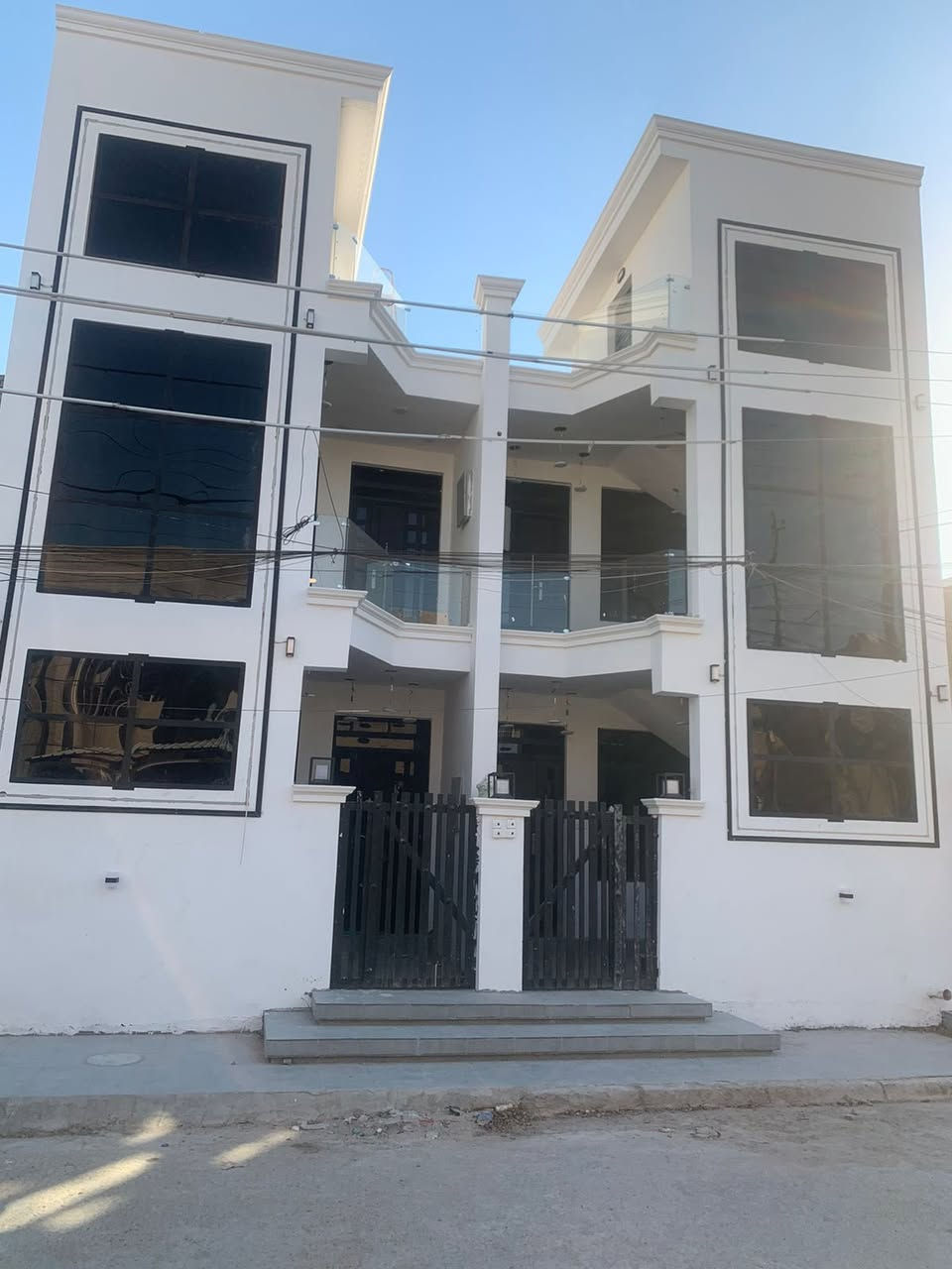 المشتملات للبيع مساحه 100 متر طابو صرف ب  طابقين بناء حديث فول مواصفات بدرج خارجي معزول كل مشتمل يحتوي غرفتين نوم وصاله ومطبخ بناء امريكي المشتملات اساسا مستثمره ترهم استثمار الموقع الدوره الشرطه فتحه اسيا خلف جامع حاتم السعدون بجانب سريع اليوسفيه الجديد وقريب على مول العراق وجسر الطابقين للاستفسار اكثر الاتصال بالرقم 
***********
