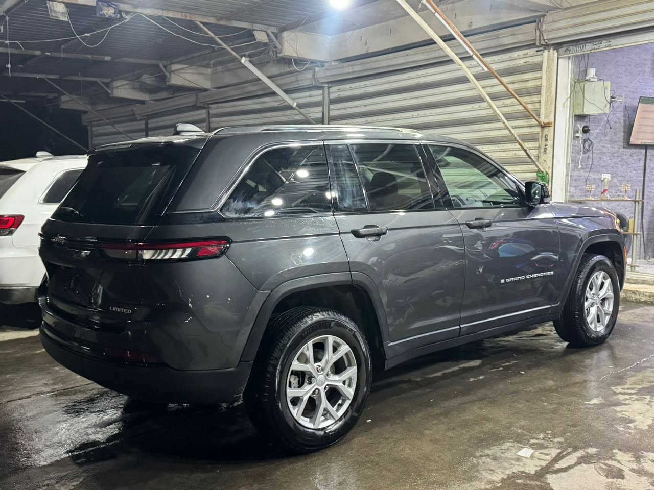 Jeep limited  4*4 موديل 2023
فول مواصفات للاخير
 - خمسة راكب المرغوب 
- ستيرن كهرباء 
- ⁠كشنات جلد +حار بارد ( الخلفيات فقط حار )
- ⁠شاشة كبيرة
- ⁠خزن ميموري
- رادارات 360 درجة
 _ حادث السيارة سرقة قطع خارجية ومرجعات كامل بدون قطرة صبغ بدون اي شي تبديل
للاستفسار ***********
