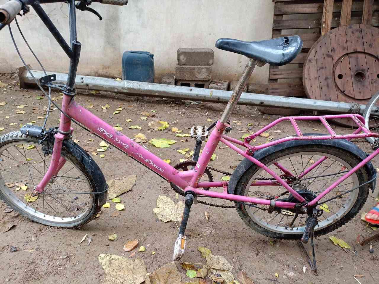 السلام عليكم بايسكل عبد الحليم سمائي ماشة مبدله اصليه الركبه يراد برغر يمسك الاستيرن
مكان شقق الخضراء
بايسكل الوردي كل شي ما بيه بس نفخ تايرات 
بايسكل الازرق بس الماكينه واكعة
بايسكل كل شي ما بيه الماكينه شويه تعبانه 
كلهم شي على شي 160 وبيهم مجال 
التواصل على ***********.  كورك
التواصل على ***********.   آسيا
