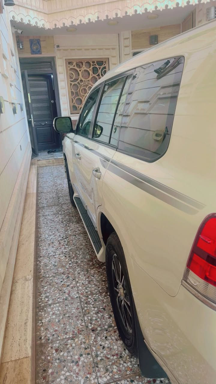 السلام عليكم لاندكروز 2018 وايت ادشن ساز باب اول
ماشيه 49 الف حقيقي السياره جديده بمعنى الكلمه 

مكفوله من الضرر والصبغ فقط بارد بسيط بالباب وره

السايق السياره فوول دبل ماوس شاحن 8ايرباك 

3شاشات دبل كرسي كهرباء تشغيل عن بعد حساس

امامي خلفي اخوان السياره بدون شخوط بدون رصعات

بالحقيقه احلى من الصوره رقم بغداد تحويل ثاني يوم السعر
50 الف   وبيه مجال للمشتري تشوف السياره وتقتنع

وبيك خير وتدلل مكاني بغداد حي العدل رقم *********** 

ومن الله التوفيق❤️
