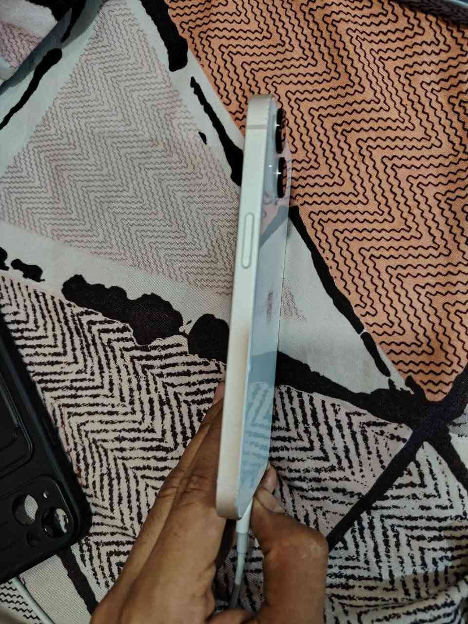 السلام عليكم متاح  ايفون 13 عادي صال شهر من خلص ضمانه كامل ملحقات نضيف كدامك الصور للتفاصيل اكثر ***********
