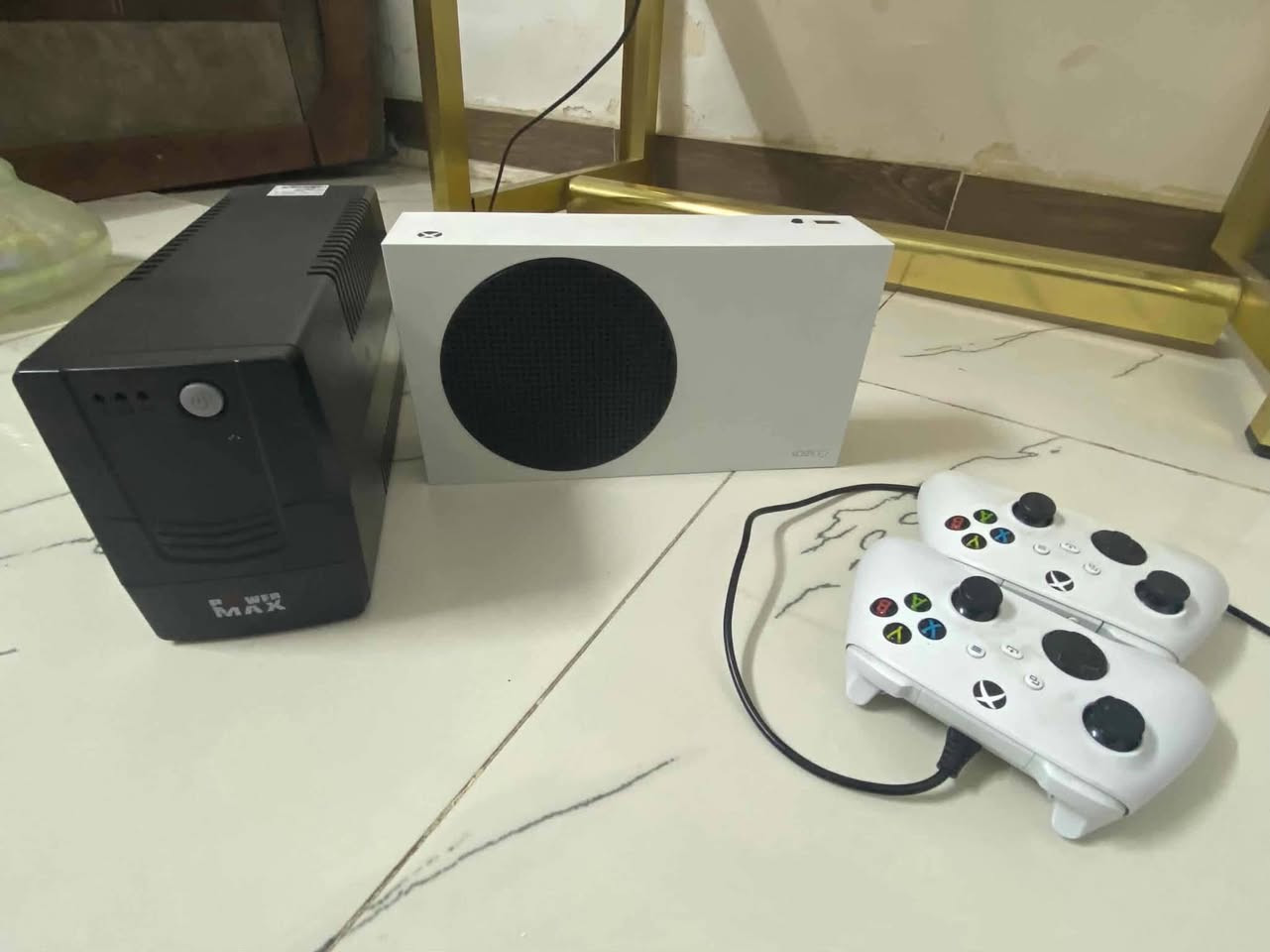 جهاز إكس بوكس سيريس اس 512 G
و UPS و السعر 370
*********** رقم التواصل
