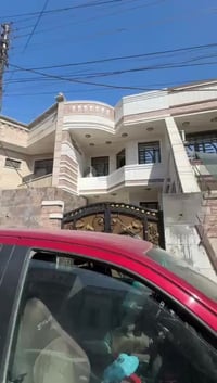 بيت طابقين • مدخلين • ٤ غرف نوم