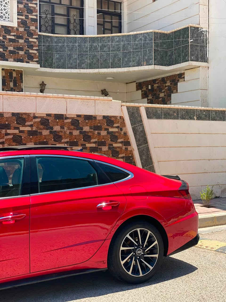 سوناتا 2020  Sel plus
تفاصيل السيارة ..
1.6 تيربو مفتوحة رافع كازكيت لغرض دوانز
حادث أمريكا جاملغ امامي والباب
مال الصدر وبالعراق بيها صبغ
بالجامع والباب السايق على كد شبر بارد
ماشية 142 الف
منظومة تبريد بشرط ( ثلاجة ) باقصى درجات حرارة
مواصفات sel plus
سقف بانوارما قطعتين
الزجاج الامامي اوتو
رادار امامي و خلفي و جانبي
مانع اصطدام امامي توقف ذاتي للامان
مانع اصطدام خلفي عند الرجوع
توقف ذاتي للامان
نقاط عمياء عند تغيير المسار
حساسات بالابواب للتنبيه عند فتح
الباب و سيارة قادمة من الخلف
شاشة كبيرة ( تختلف عن باقي الفئات )
تدعم الكار بلي و الاندرويد اوتو
شاشة رقمية للعدادات و الكيجات
متغيرة عند تغيير نظام القيادة 4 وضعيات للقيادة
4 وضعيات للقيادة
Normal-costum-sport-sport plus
نظام المحافظة على المسار
كروس ( تحكم بالسرعة )
شاحن وايرلس لاسلكي
منافذ للشحن امامية و خلفية
تبريد بيانو
قطعتين تبريد امامي و خلفي
تبريد منفصل للراكب و السائق
12 سماعة فائقة الجودة من شركة
Bose
دخول ذكي و انارة ترحيب
قفل ذاتي عند الابتعاد
فتح الصندوق الخلفي عند الاقتراب
اشارات بالمرايا الجانبية
تشغيل عن بعد
انارة led امامية
بگ لايت خلفي led
تدفئة كشنات
Auto Hold نظام
يعني بالازدحام تضغط البريك ضغطة وحدة وتشيل رجلك تبقى السيارة لازمة بريك لحد ما تضغط عالبنزين يلة تمشي
نظام تنبيه اذا تحرك السير وانت بقيت واكف تنبهک
الماسحات الامامية اوتو بالمطر
ويل كب حجم 19
هاند بريك بصمة كهربائي
بعد هواي مواصفات سيارة جاهزة
السعر 140$  
رقم صاحب السيارة 
***********
