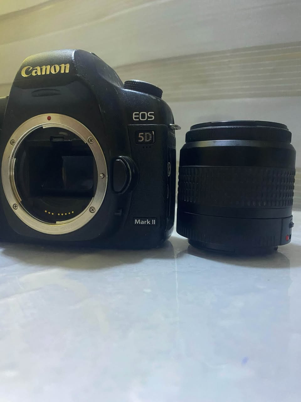 كامرة 5d مارك 2 كامرة غنية عن تعريف كاملة كلش جديدة + ملحقاتها كاملة للاستفسار الاتصال *********** البصرة, العراق
