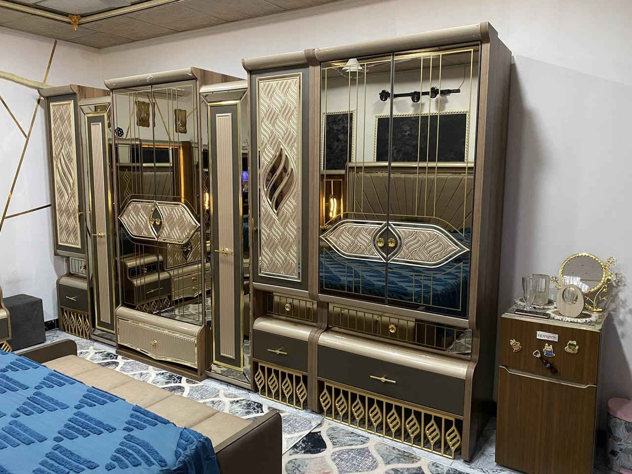 السلام عليكم
غرفة نوم تركي اصل جديده جدا بعدها بلايلونها  استعمال شهرين قليل جدا غرفة متانه وثكيله كله برغي وجوي 
لون مميز صبغ حراري ضهر الكنتور والأخشاب بلوك مع ملحق 
عدد البيبان الكنتور 8 مع الملحق 
يدات كلها حديد كنتور كله قطوعات 
غرفه 10 قطع اناره ميز تواليت وجوانب السرير
سرير مسرح ومخزن حديد اسفل سرير 
زاويه ام المخزن ومرايه مجرات واماكن خزن بيها متخلص 
بغداد الزعفرانيه 
واتساب واتصال ***********
