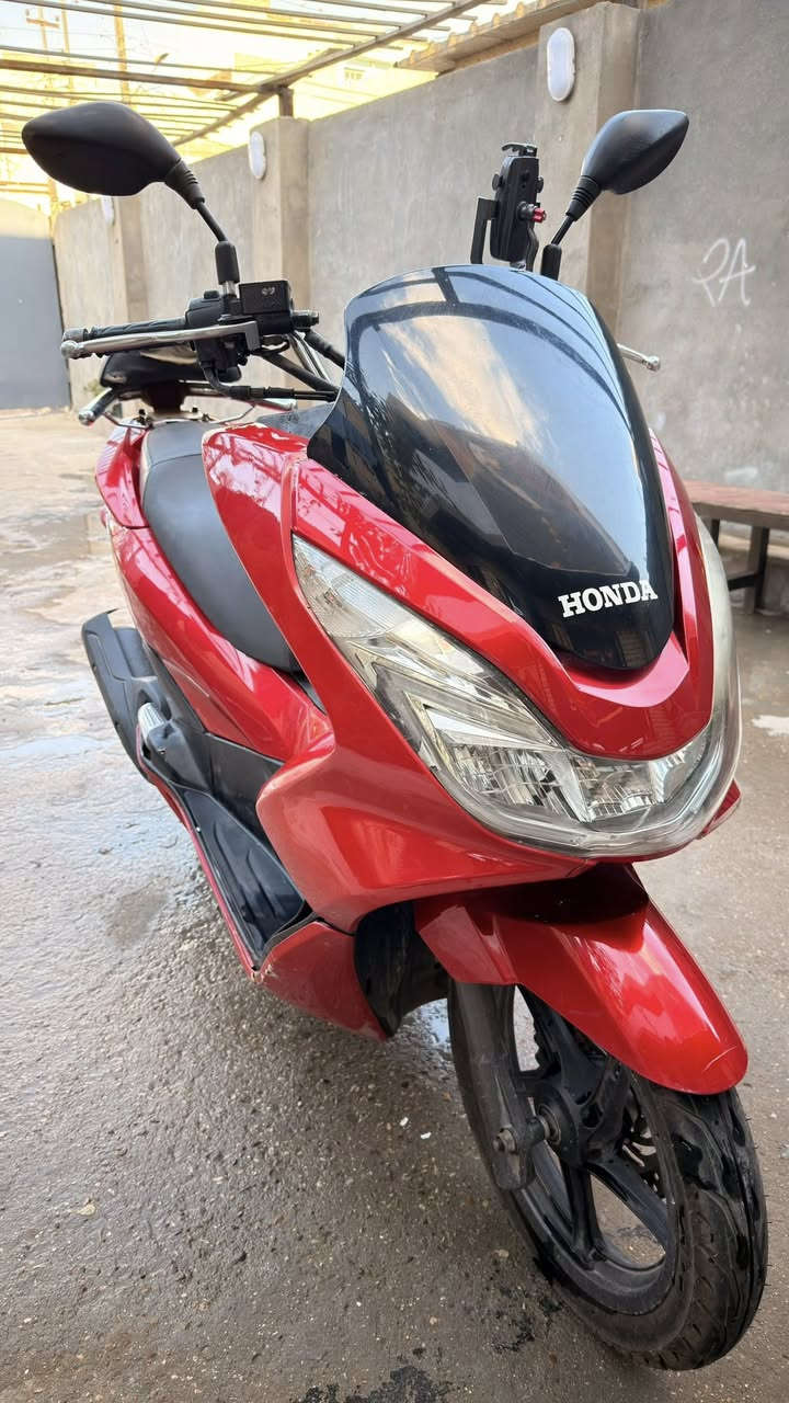 سلام عليكم PCX جيل ثاني ياباني Jf
مكينه 125 ☑️ 
حساس زدحام ☑️
حساس ستان ☑️ 
مابيه اي نقص شرط المكينه اذا مفتوحه ترجع الدراجه السعر 11 وبيه مجال
***********
مكاني بغداد العبيدي
