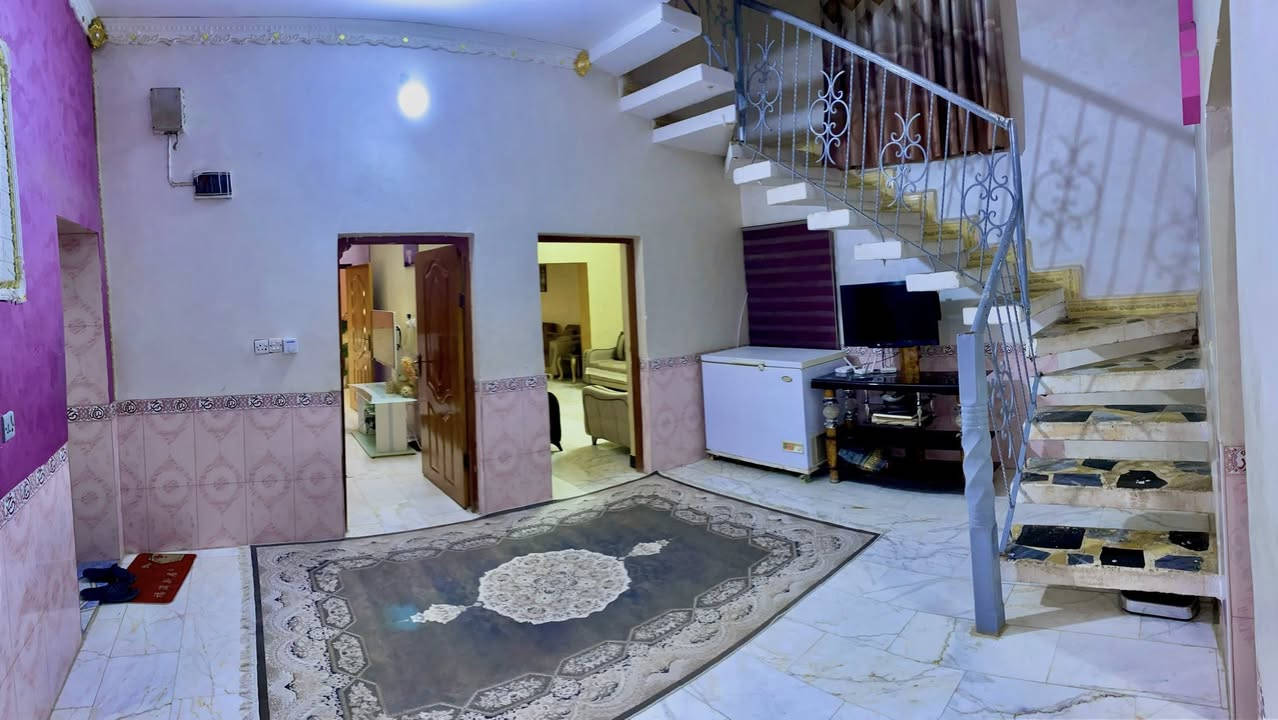 السلام عليكم
بيت للبيع طابقين  مساحة ٢٠٠ متر 
ركن على شارعين
شارع ١٠ امتار وشارع رئيسي ١٠ امتار 
الطابق الاول غرفتين وصالة واسعة واستقبال وحمام ( داخلي وخارجي ) 
ومطبخ ( حار + بارد) 
ومناور عدد ٢
وطارمة واسعة 
الطابق الثاني 
غرفتين نوم + مشتمل كامل  ( حمام وصالة وغرفة نوم ومخزن يصلح مطبخ ) 
غير مستخدمة 
عنوان البيت : حي الأمير 

للأستفسار 
***********
***********

