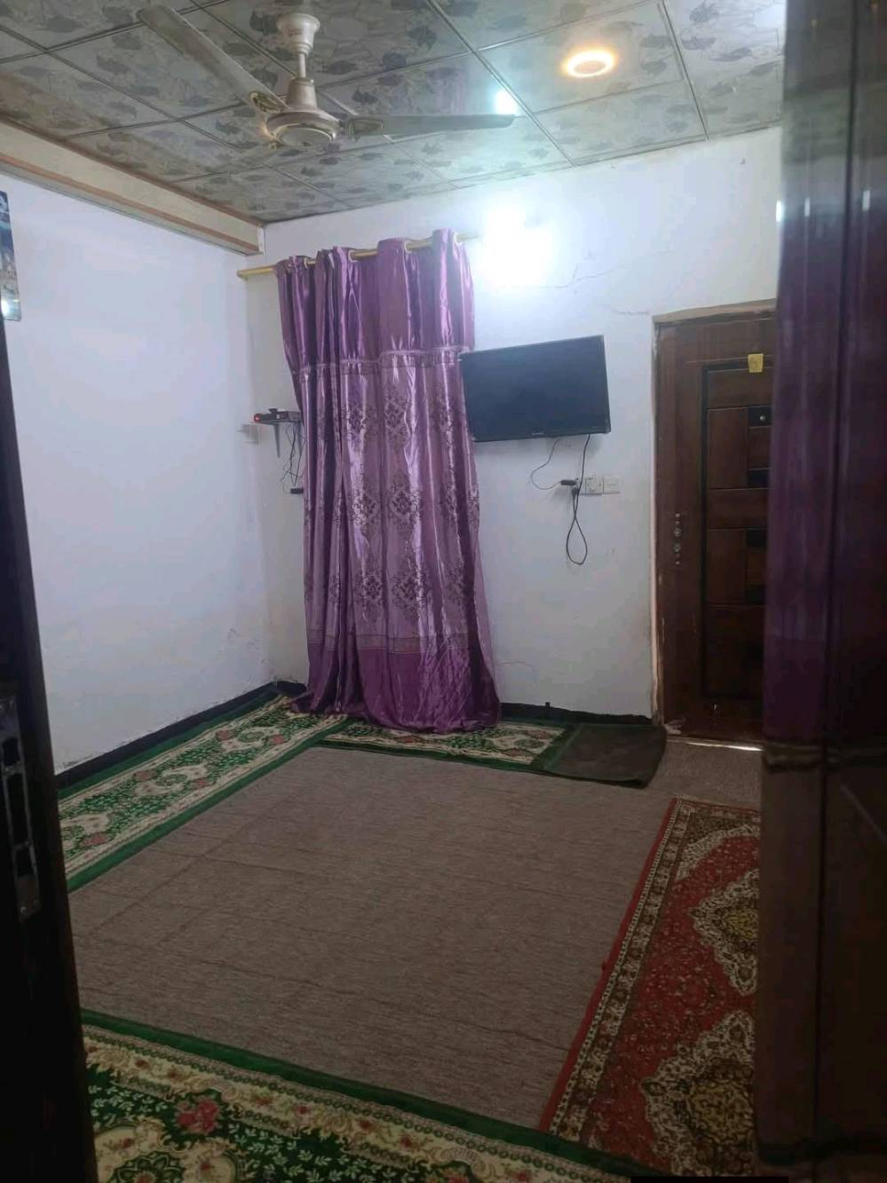 بيت للبيع غرفة صاله مطبخ استقبال محل 
المساحه 120م 
النجف حي الرحمة شارع السوك 
كاشي سراميك بورسلين اسقوف ثانويه 
***********
السعر 38