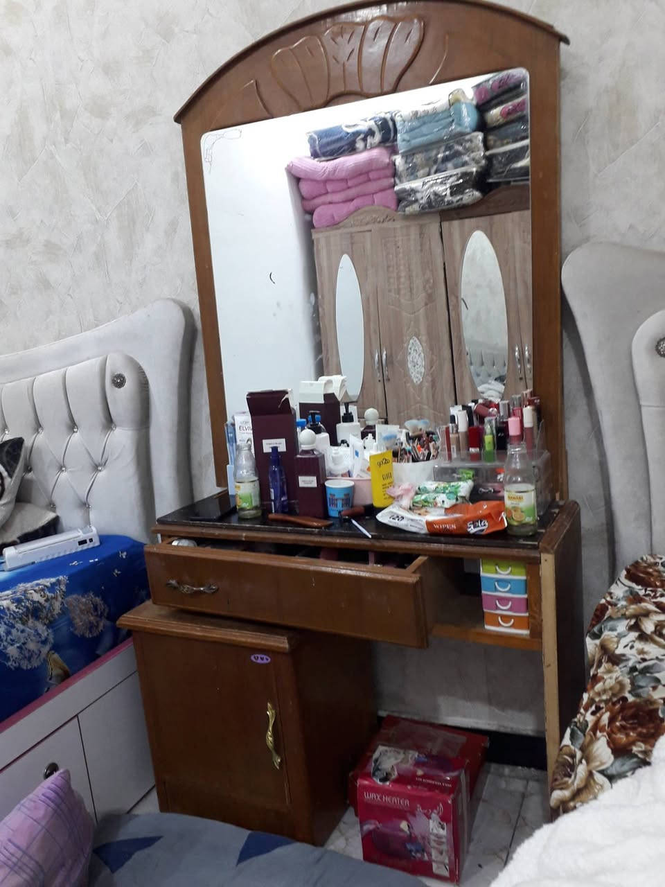 كنتور وياه ملحقاته ميز مراية وجزامه وكومديات اثنين صاج خشب السعر ٢٠٠ وبيه مجال العنوانالجزيرة الفيروزيه ***********
