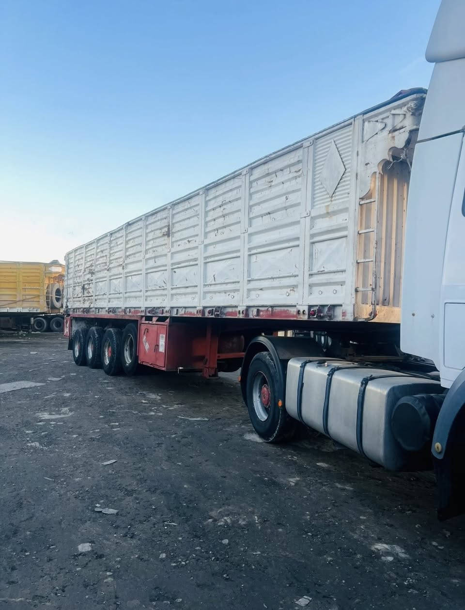 عربانه فصال محلي شاصي 16 حدادي
اربع محاور ٣ برينه والرابع الماني رفاع 
شريط حدادي سبرنكات ابو ٤ 
تخم تايرات وجادر موجود 
جاهزة للعمل مكانها الموصل 
السعر 105 وبيها مجال 
***********
