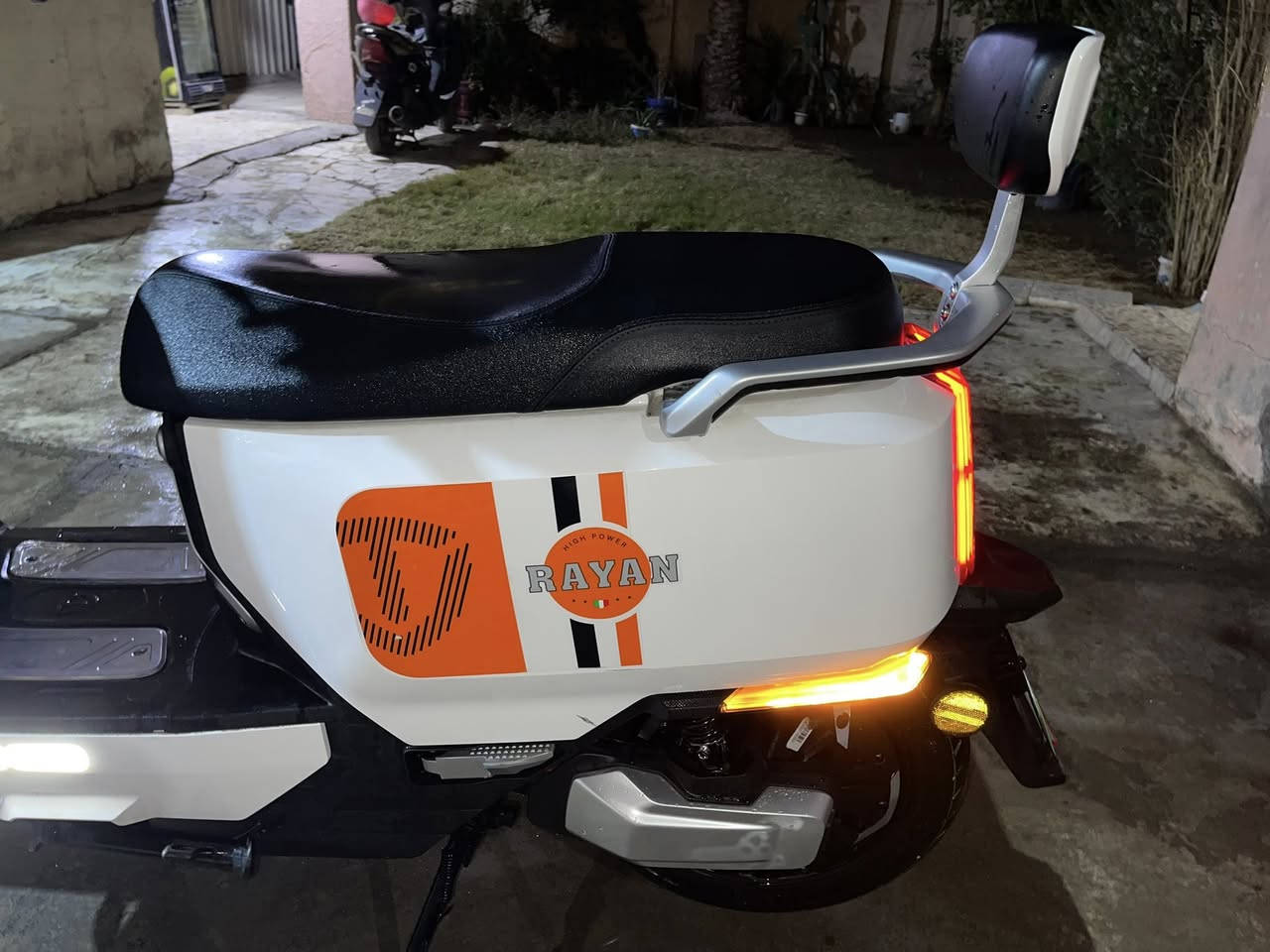 سلام عليكم شباب دراجه شحن شركه الريان دراجه اخت زيرو شحن خيرر من لله دراجه جديده ماخدها صار 25 يوم سعرها ب950 وبيها مجال اتصل وتدلل مكاني بغداد حي جميله رقمي 
*********** واتساب ماسنجر متواجد
