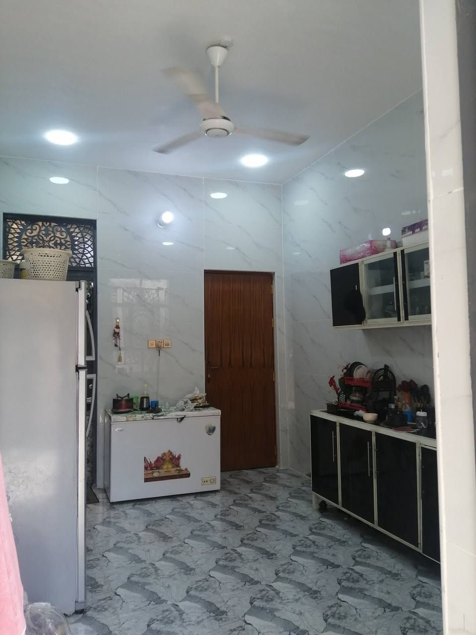 السلام عليكم بيت للبيع مساحة 150 مترطابقين الأول كامل والثاني نقص مخمر وسيراميك العنوان حي الكرامة شارع الحسينية ابراهيم الخليل قرب المدارس الصينية للتواصل:***********
