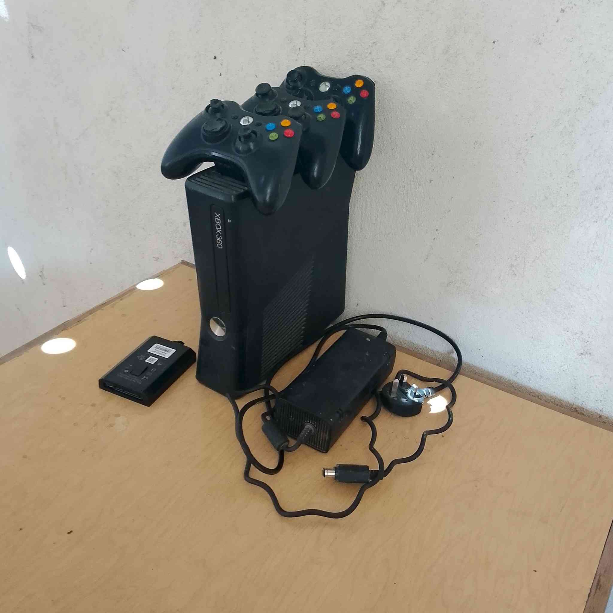 سلام عليكم بلي اكس بوكس 360سلم هارد واحد بي 76العبة وية 3جوستكات شحن سعر 120قفل وحياهم الله رقم ***********    ***********
