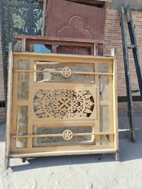 ٣ شبابيك حديد • باب خشب • باب حديد