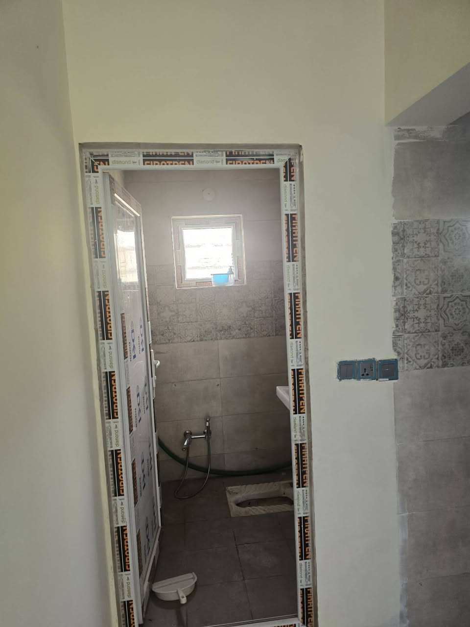 السلام عليكم 
بيت للايجار في مجمع الزيتون لوتكا طابق واحد غرفتين نوم و 3حمامات 

للاستفسار 
***********
