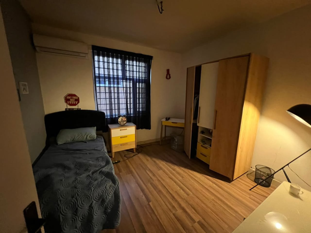 دار سكني للبيع مجمع دريم ستي
مساحة 200 متر طابق واحد مسدد كامل 

متكون من صاله استقبال مطبخ غرف نوم عدد2 حديقة كراج 

ملاحظة البيع مع الاثاث ونقد فقط 

السعر 100 وبي مجال 

للاستفسار اكثر ***********
