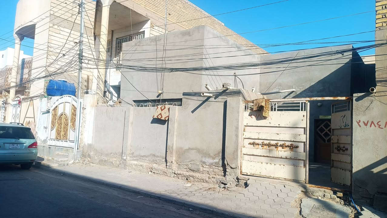 السلام عليكم 
بيت للبيع المساحة 200 متر حي الوفاء منطقة ال37 شارع 12 متر 
يحتوي على ثلاث غرف واستقبال وصالة تخاريج داخلية وخارجية 
مع وجود غرفة في الطابق الثاني 
للاستفسار الاتصال على الرقم ***********
