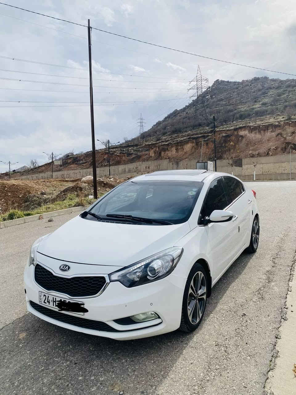 سيراتو 2013بيها 3قتعه بئ دون داخل بئ دون ايرباك سياره رقم سنويه جديد سياره فول فول 4تايرات جديد گير محرك بشه  رد سعر 115$رقم ***********
