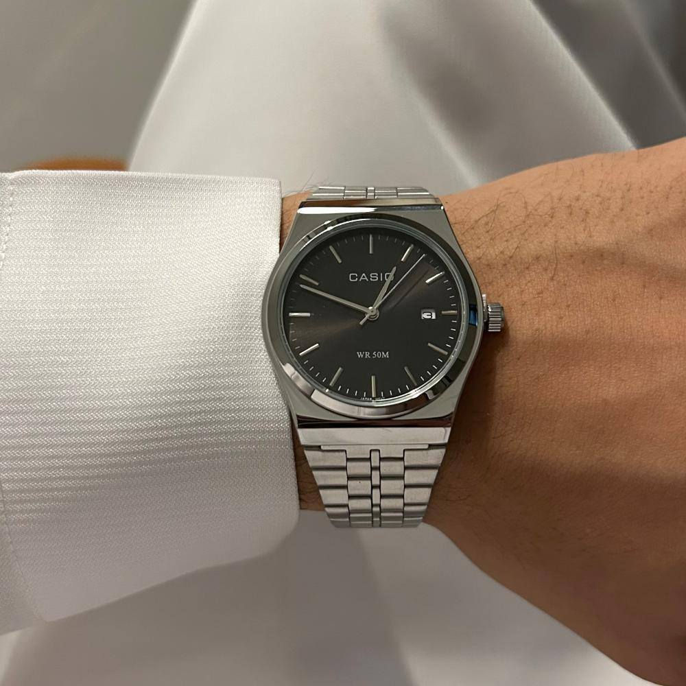 🌟 ساعة يد الكلاسيكية من كاسيو! ⌚✨

🔹 ماركة: كاسيو (Casio)  
🔹 مقاومة للصدا والماء✅ 
🔹القفل مختم يتكبر ويتصغر بسهوله
🔹الضهر مختم
🔹 عداد تاريخ 📅   
معدن ستانلس ستيل تعمل بحركة كوارتز  🎉
مكاني قضاء المدينه ***********

