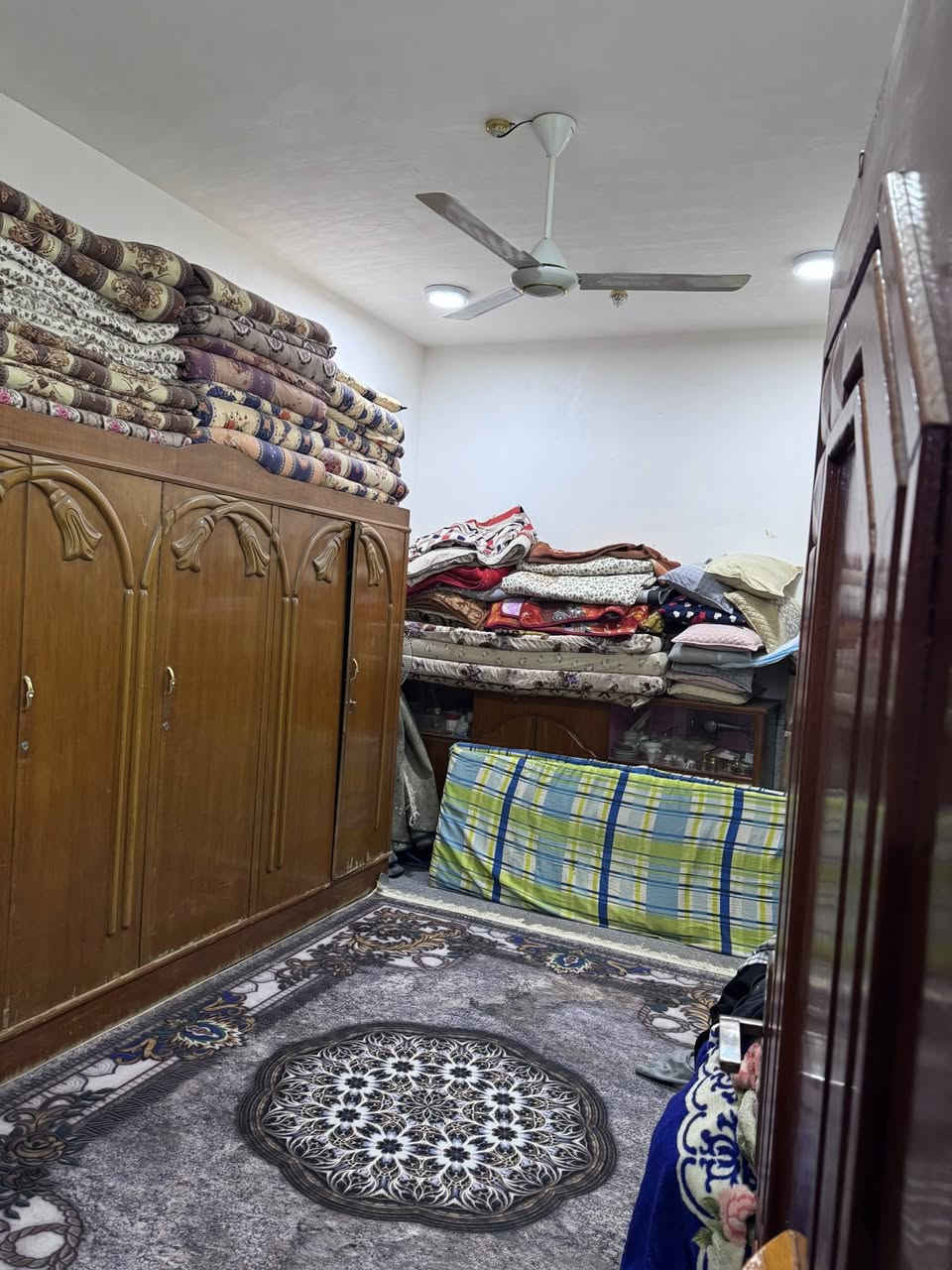 بسم الله 🤲

بيت بناء 2024✅
المساحة200m
البيت لعابة اخوان وبسعر البلاش 
بيت حديث كونكريت طابقين 
الطابق الارضي بيه
 (غرفتين + صالة جبيرة + مطبخ جبير + استقبال 6*4)
الطابق الثاني غرفة وصالة صغيرة وصحيات + ساحة چبيرة 
شسولفلكم مقصر البيت فدشي تعال وشوف 
البيت زراعي بيه وصل تطويب 
(منطقة مفروزة وخدمات واصلتله جاي يشتغلون كهرباء ومجاري وعن قريب التبليط )
حي السبل شارع الاول مال المدخل يم الصالون

السعر 🔥
115  سعرة بلاش مال محتاج 
***********
