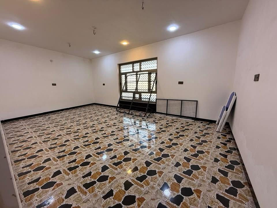 بسم الله وعلى بركة الله دار للبيع طابقين مسلح درجة اولى في الرمادي - الجمعية - قرب جامع اولي العزم مرقم بلديه مفوض للطابو المساحة 361 متر الوجه 16.5 متر الشارع 10 متر مبلط وخدمات كاملة . الدار درجة اولى سنة البناء 2022 * الطابق الاول يحتوي:  كلدور وديوانية كبيرة وصالتين وغرفتين نوم كبيرة ومطبخ حار وبارد ومجمع صحيات داخل وخارج وترك حرف L ومناور عدد 2 وحديقة وكراج كبير ومخزن.  الطابق الثاني يحتوي:  صاله كبيرة وثلاث غرف نوم كبيرة وبلكونات عدد 2 ومجمع صحيات وغسالات  بناء الطابق الاول حجر وسمنت بناء الطابق الثاني طابوق احمر الارضية بورسلين المطبخ والصحيات سيراميك هندي . حزام سيراميك 1.20 متر . الدرج كرانيت مع سيراميك لحد السقف . الشبابيك المنيوم عوازل بالاضافه الى سطح اول وسطح ثاني في الطابق الثاني:  السطح الاول بورسلين السطح الثاني مادة عازلة . يأتي مع الدار كاونتر وسبالت عدد 3 * للمعاينة والاتفاق متوفر واتساب   ***********   لإستقبال عروضكم العقارية بيع ايجار  سكني تجاري زراعي تواصلو واتساب فقط 👇 *********** أعلن معنا لضمان وصول إعلانك لأشخاص مهتمين بشراء عقاراتكم  👍  مع تحيات  عقارات T . A . G . . . #تسويق_عقاري #عقارات #عقارات_الرمادي 
