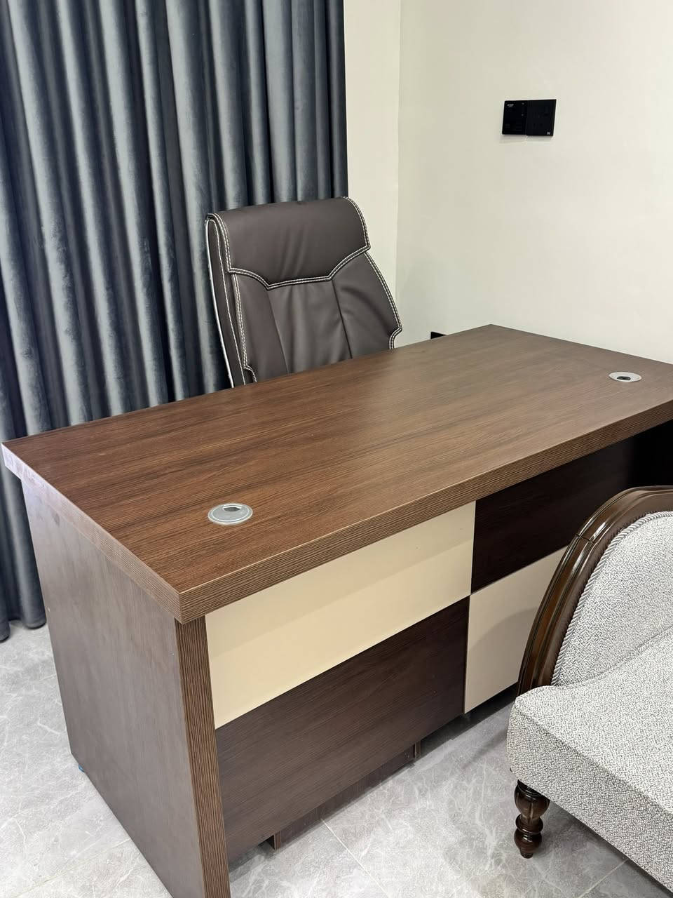 للبيع ميز و كرسي متحرك كلش جديدات سعرهن 325 الف   (***********)
