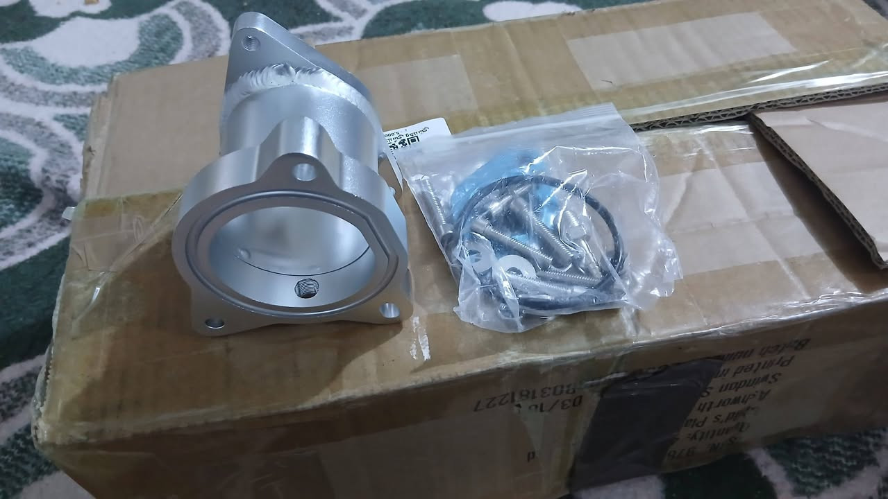 السلام عليكم
هذا المنتج هو طقم حذف صمام إعادة تدوير غازات العادم (EGR Delete Kit). 
إليك أبرز مواصفاته ومميزاته:
المادة: مصنوع من الألمنيوم المتين لضمان القوة وتحمل الحرارة. 
الوظيفة: يعمل على استبدال صمام EGR بالكامل لإزالة ترسبات القطران والرواسب داخل مجمع السحب. 
الأداء: يساهم في تحسين أداء المحرك، وزيادة كفاءته الحرارية، وتوفير استهلاك الوقود. 
المحتويات: يأتي الطقم مع الأنبوب المعدني ومجموعة من البراغي (المسامير) وحلقات الإغلاق (O-rings) اللازمة للتركيب. الاتصال على الرقم *********** او واتساب او *********** السعر 15 الف
