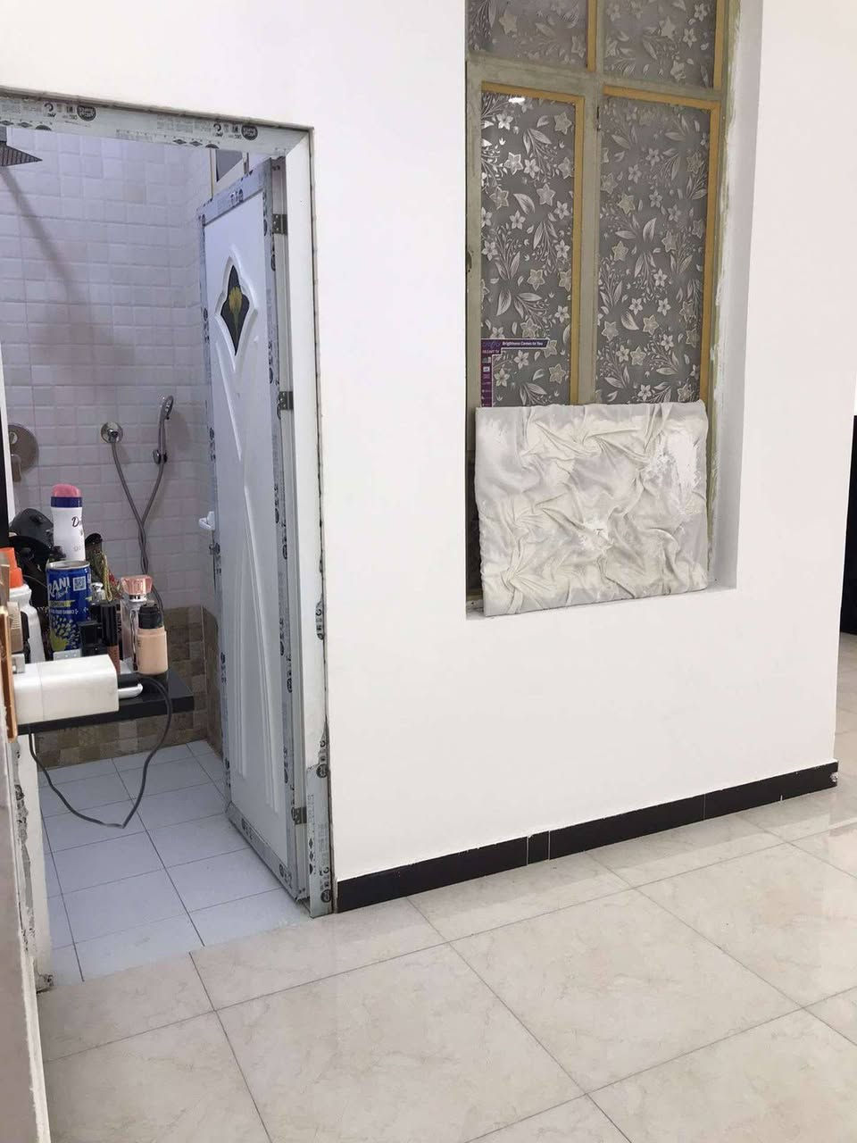 بيت ١٠٠ متر ثلالث طوابق الغرف نظاف فندق سويتات معزوله اربع غرب نوم استقبال مطبخ معزول وصاله مناور عدد ٢ البيت جاهز وكامل من كلشي المنطقه خدمات كامله ماء مجاري كهرباء تبيلط العنوان قرب سيد هاشم الاتصال على الرقم *********** واتساب

