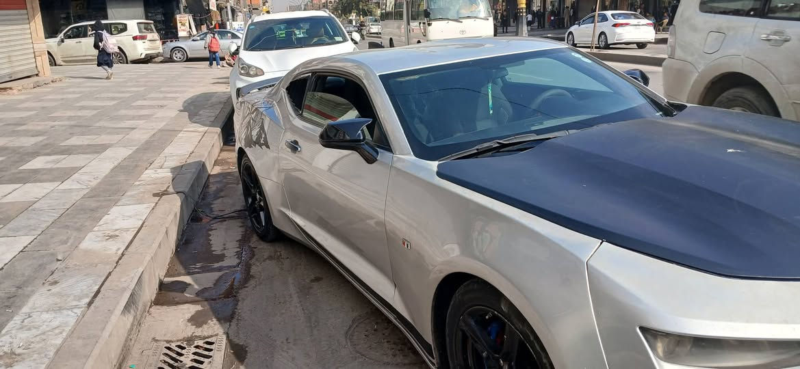 السلام عليكم 
كمارو 2017.        Rs
نسخه ال (Fifty).
ستة سلندر            3600
حادثهة جاملغين و بنيد و بيهة بارد في جاملغ الخلفي 
لا لغود و لا شواصي 
تحكمات ستيرن 
شفتات لون احمر 
شاشة كامرة 
بصمة 
+ بصمه ابواب 
سايد بريك بصمة 
ثلاث انضمة قيادة 
شادلها سبايدر كلش حلو
كفرات مري جانبيه باتمان اسود
حلوگ صالنصه 
داخلها كلش كلش نظيف ومملعوب بي عالبلادي 
ويل حجم  18 
تبريدهة ثلج
رقم اربيل ورقمهة حلو  شبه مميز
باسمي تحويل ثاني يوم 
ماشية 64 الف مايل 
سعرهة 110 وبيهة مجال 
مكان السياره بغداد - الكرادة 
أتصل وتدلل 
***********
