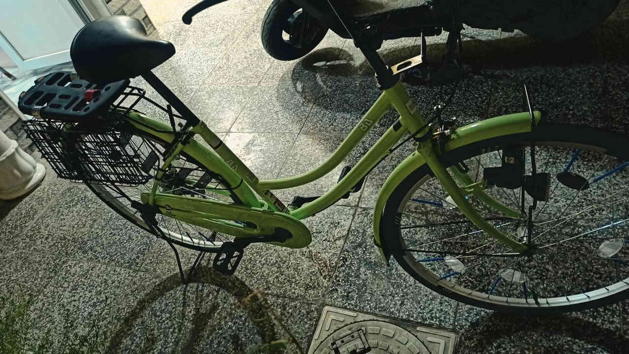 السلام عليكم حبايب هذا الباسكل للبيع نضيف 95٪100 الله شاهد قبل اسبوعين نزلته من الحاويه اللون تفاحي وموديل 22 ختم واحد بيع مستعجل السعر 150 وبي مجال بسيط الشراي يجي خاص او الاتصال على هذا الرقم *********** العنوان النجف حي ميسان شعدك مراوس نزل
