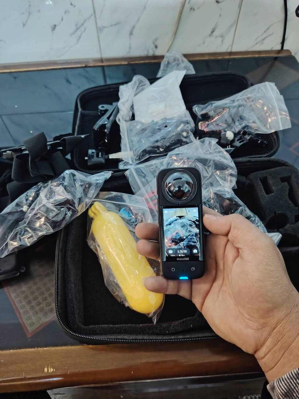 سلام عليكم كامر انستا ٣٦٠ x3 كاملة هية واكسسوارات  تثبيت على صدر تثبيت على اليد على الخوذة تثبيت سيارة تثبيت دراجة كاملة درع جلااين حماية للعدسات رام ٦٤ كمالة مكملة عنوان بغداد سيدية رقم*********** سعر كاملة هية وغراضهة ٤٢٥ الف هية صايرة اكثر عليك
