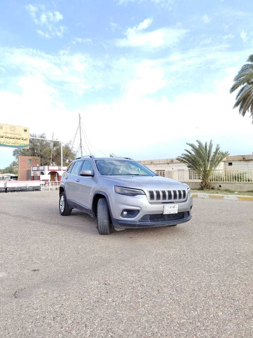 السلام عليكم
جيب شيروكي لاتيود (Jeep Cherokee Latitude) للبيع
​الموديل: الشكل الجديد (وارد أمريكي).
​المحرك: 4 سلندر، سعة 2.4 لتر (اقتصادي جداً).
​الناقل: أوتوماتيك 9 سرعات.
​اللون: فضي (سيلفر) / داخلية جلد ومخمل بيج نظيفة جداً.
​المواصفات: شاشة ذكية (Apple CarPlay / Android Auto)، تحكم ستيرن كامل، مثبت سرعة، ويلات 17، كشافات ومصابيح LED.
​📋 حالة السيارة (تقرير السونار والحادث):
​الحادث خلفي فقط (جاملغ خلفي أيمن وباب الصندوق). مكاني السياره ميسان سعر ١٢٥ $ و بيه مجال


**إذا كنت صاحب هذا الإعلان وتريد حذفه لأي سبب، رجاءا أرسل رسالة إلى الدعم الفني**