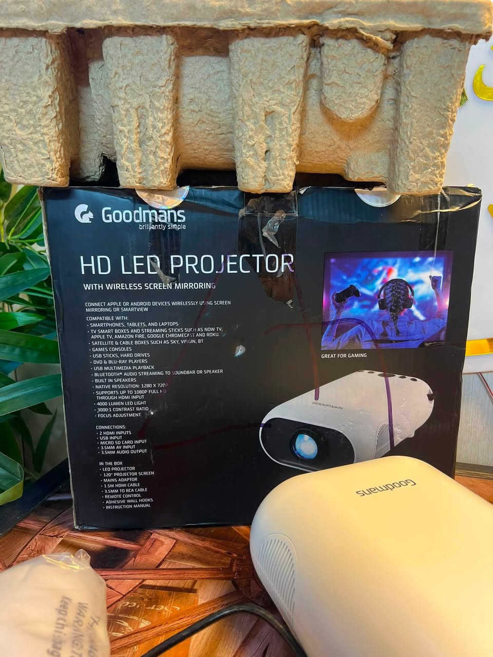 داتا شو ماركة Goodmans
وايفاي موديل HD LED Projector) المزود بميزة بث الشاشة اللاسلكي (Wireless Screen 
📋 أبرز المواصفات الفنية للبروجيكتور:دعم الدقة: يدعم تشغيل ملفات ومدخلات بدقة Full HD 1080p (مع دقة إخراج أصلية Native تبلغ 480p).الإضاءة والتباين: قوة سطوع تصل إلى 2000 لومن مع نسبة تباين 3000:1.حجم العرض: يغطي مساحة إسقاط تتراوح بين 40 إلى 200 بوصة حسب مسافة التباعد.الاتصال اللاسلكي: يدعم ميزة البث اللاسلكي للشاشة (Mirroring) من الهواتف الذكية والأجهزة اللوحية (iOS و Android).تقنية البلوتوث: مدمج به Bluetooth لبث الصوت مباشرة إلى السبيكرات الخارجية مع برده داتا شو 
السعر ٧٠ فقط


**إذا كنت صاحب هذا الإعلان وتريد حذفه لأي سبب، رجاءا أرسل رسالة إلى الدعم الفني**